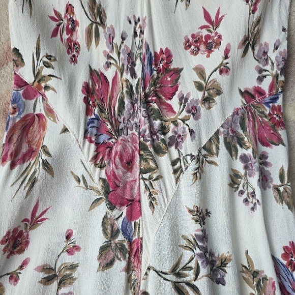 Chic Floral Maxi Dress in White and Pink - Picture 3 of 4